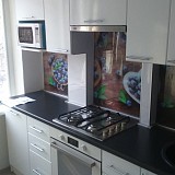 Белая кухня с цветной панелью Черника