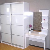 Белоснежный шкаф-купе и туалетный столик, выполнено по индивидуальным размерам 